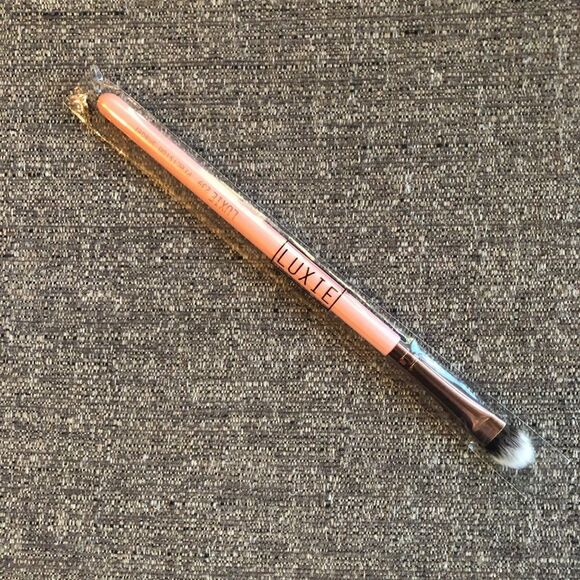 LUXIE 239 Precision Shade Brush - Rose Gold - Picture 2 of 6